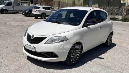 Usata Lancia Ypsilon Gold 69 CV (50 kW) 2019 Bianco Utilitaria