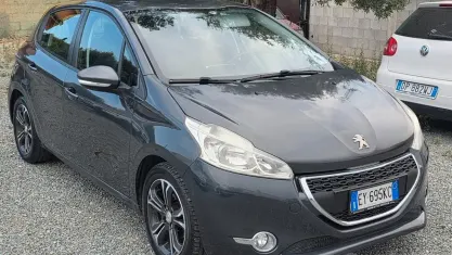 Usata Peugeot 208 Allure 68 CV (50 kW) 2015 Grigio Utilitaria