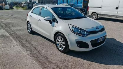Usata Kia Rio 75 CV (55 kW) 2014 Bianco Berlina