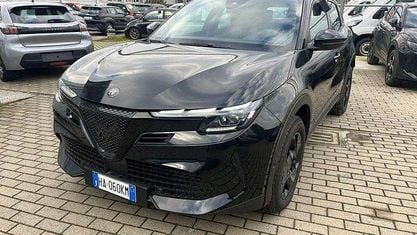 Nouă Alfa Romeo Junior 145 CP (106 kW) 2025 Negru SUV