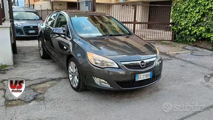 Usata Opel Astra Cosmo 110 CV (80 kW) 2010 Gray Berlina