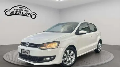 Bianco Usata 2010 VW Polo Highline Tre volumi | 6999 € (Buon prezzo)