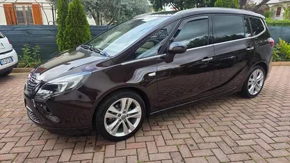 Usata Opel Zafira Tourer Cosmo 131 CV (96 kW) 2012 Marrone Monovolume