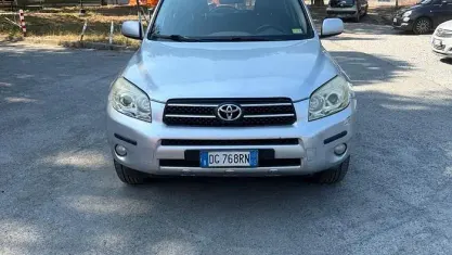 Usata Toyota RAV4 Luxury 136 CV (100 kW) 2007 Grigio SUV