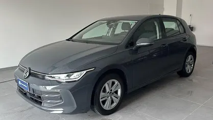 Usata VW Golf VIII Life 116 CV (85 kW) 2025 Grigio Utilitaria