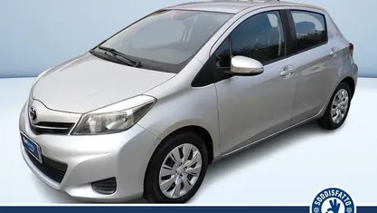 Usata Toyota Yaris Active 69 CV (50 kW) 2012 Grigio metallizzato Berlina