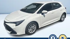 Bianco metallizzato Usata 2023 Toyota Corolla Active Tre volumi | 21.700 € (Ottimo prezzo)