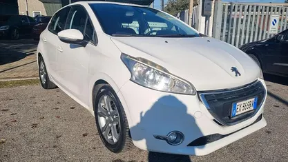 Bianco Usata 2014 Peugeot 208 Allure Due volumi | 5200 € (Buon prezzo)