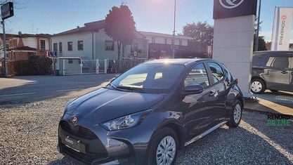 Neu Toyota Yaris Hybrid Active 116 PS (85 kW) 2025 Grau Limousine