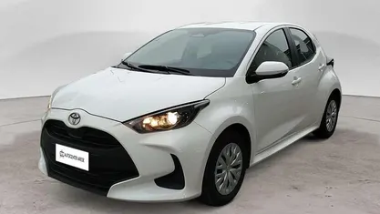 Usata Toyota Yaris Hybrid Active 92 CV (67 kW) 2025 Bianco Berlina