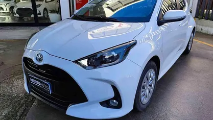Usata Toyota Yaris Hybrid Active 92 CV (67 kW) 2022 Bianco Berlina