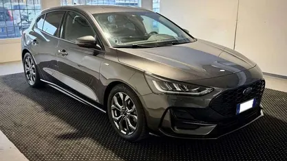 Grigio scuro metallizzato Usata 2024 Ford Focus ST-Line Tre volumi | 19.900 € (Buon prezzo)