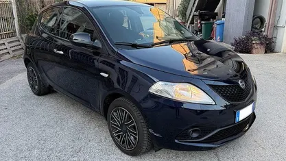 Usata Lancia Ypsilon Gold 70 CV (51 kW) 2021 Blu metallizzato Utilitaria