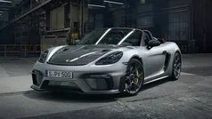 Argento gt metallizzato/capote nera con finiture rosso carminio Nuova 2025 Porsche Boxster Spyder Cabrio | 202.629 €