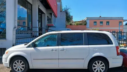 Usata Chrysler Voyager 164 CV (120 kW) 2010 Bianco Monovolume
