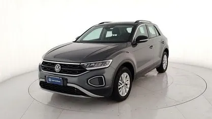 Usata VW T-Roc Life 150 CV (110 kW) 2025 Grigio metallizzato SUV
