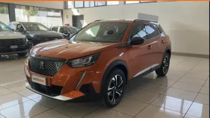 Usata Peugeot 2008 Allure 101 CV (74 kW) 2023 Arancio SUV