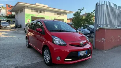 Usata Toyota Aygo Connect Style 68 CV (50 kW) 2013 Rosso Utilitaria