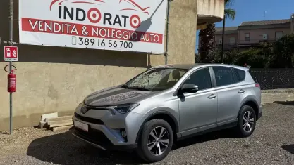 Usata Toyota RAV4 Active 143 CV (105 kW) 2017 Grigio SUV