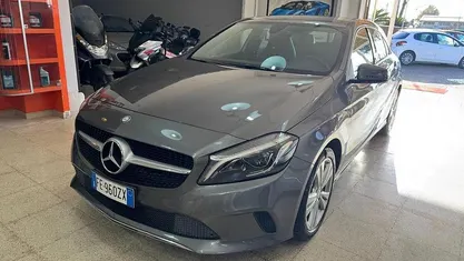 Usata Mercedes A180 Premium 109 CV (80 kW) 2017 Grigio Berlina