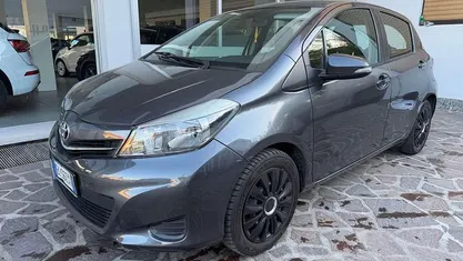 Usata Toyota Yaris Active 69 CV (50 kW) 2011 Grigio Utilitaria