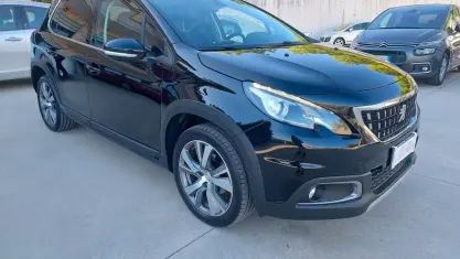 Usata Peugeot 2008 Allure 100 CV (73 kW) 2017 Nero SUV