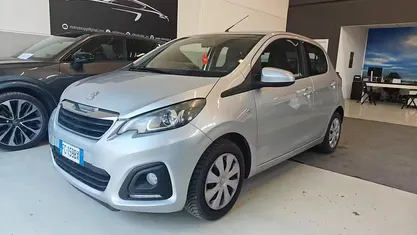 Usata Peugeot 108 Active 69 CV (50 kW) 2016 Argento Utilitaria