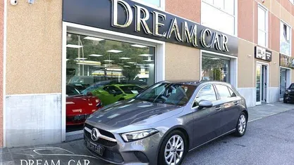 Usata Mercedes A180 116 CV (85 kW) 2020 Grigio metallizzato Berlina