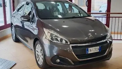 Usata Peugeot 208 Active 82 CV (60 kW) 2018 Marrone Utilitaria