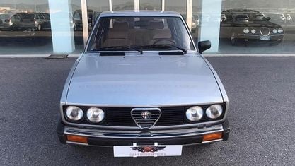 Usata Alfa Romeo Alfetta Quadrifoglio 125 CV (91 kW) 1983 Grigio Berlina