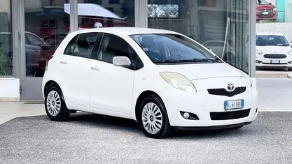 Bianco Usata 2012 Toyota Yaris Tre volumi | 5900 € (Buon prezzo)