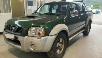 Usata Nissan Navara 133 CV (97 kW) 2003 Verde Pick-up