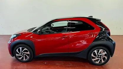 Usata Toyota Aygo X Trend 72 CV (52 kW) 2023 Chilli red black SUV