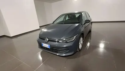 Usata VW Golf VIII Life 116 CV (85 kW) 2025 Grigia Berlina
