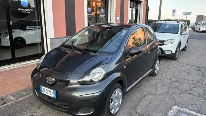 Usata Toyota Aygo Sol 68 CV (50 kW) 2009 Grigio Utilitaria