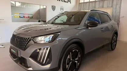 Usata Peugeot 2008 Allure 102 CV (75 kW) 2023 Grigio SUV