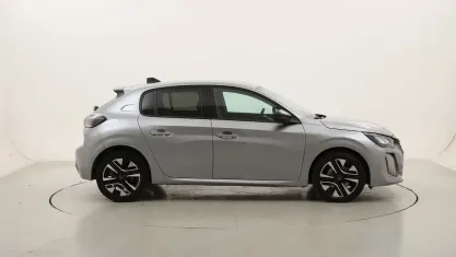 Usata Peugeot 208 Allure 101 CV (74 kW) 2025 Argentoargento Utilitaria
