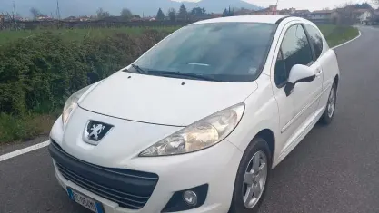 Usata Peugeot 207 73 CV (53 kW) 2010 Bianco Utilitaria