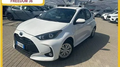 Bianco Usata 2023 Toyota Yaris Hybrid Business Edition Due volumi | 14.790 € (Super prezzo)