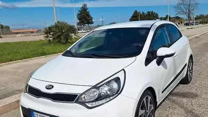 Usata Kia Rio 90 CV (66 kW) 2015 Bianco Berlina