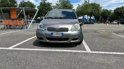 Usata Toyota Yaris 65 CV (47 kW) 2003 Grigio Berlina