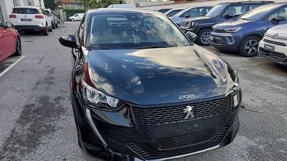 Begagnad Peugeot e-208 Allure 100 kW (136 HK) 2024 Svart Halvkombi