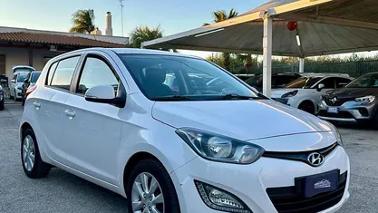 Bianco Usata 2014 Hyundai i20 Classic Tre volumi | 3800 € (Buon prezzo)