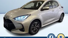 Argento metallizzato Usata 2021 Toyota Yaris Hybrid Trend Tre volumi | 18.000 € (Buon prezzo)