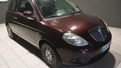 Usata Lancia Ypsilon 78 CV (57 kW) 2010 Viola Utilitaria