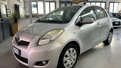 Argento Usata 2009 Toyota Yaris Sol Tre volumi | 5390 € (Buon prezzo)
