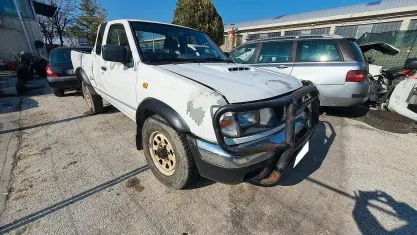 Usata Nissan Navara 104 CV (76 kW) 1999 Bianco Pick-up
