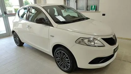 Usata Lancia Ypsilon Gold 69 CV (50 kW) 2019 Bianco Utilitaria