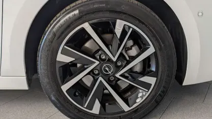 Usata Opel Corsa 101 CV (74 kW) 2025 Bianco Utilitaria