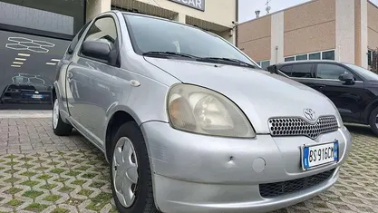 Usata Toyota Yaris Sol 68 CV (50 kW) 2001 Argento Berlina
